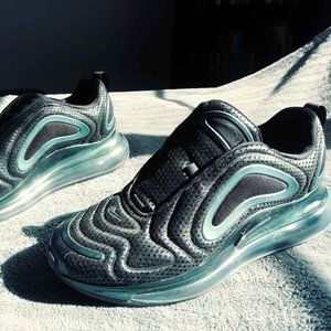 Men's Size 10 - Nike Airmax 720 Throwback Future